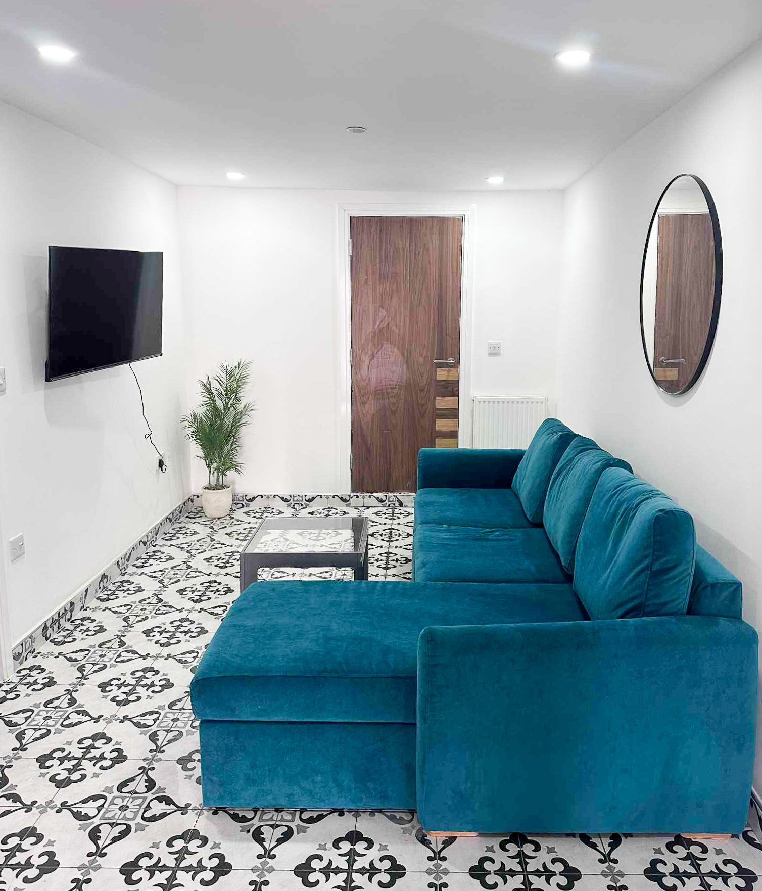 Contractor-Ready 2BR Flat — Parking, WiFi & Walk to Stadium Site
