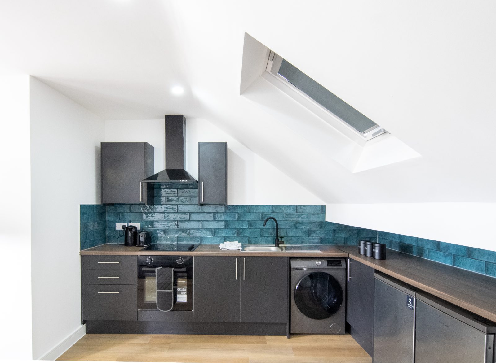 Contractor-Ready 2BR Flat — Parking, WiFi & Walk to Stadium Site