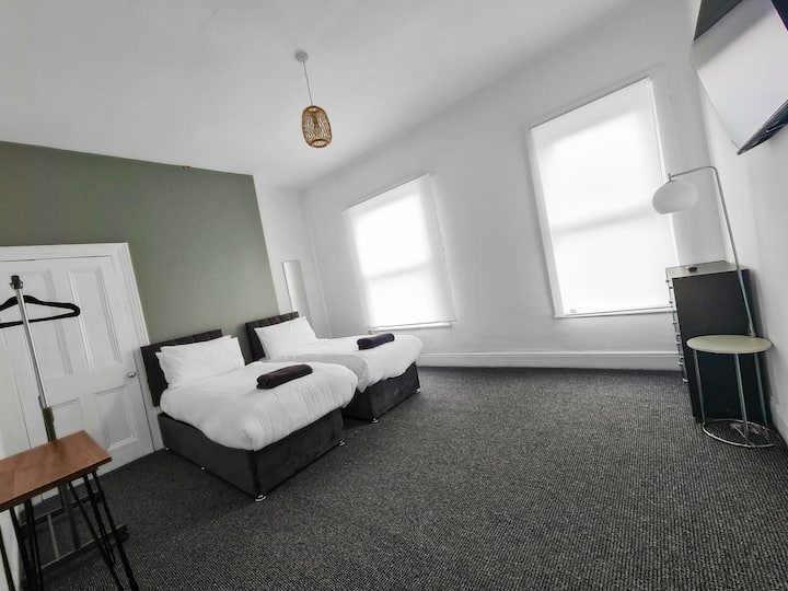 4BR House Near Hull City Centre & Royal Infirmary! — HULL