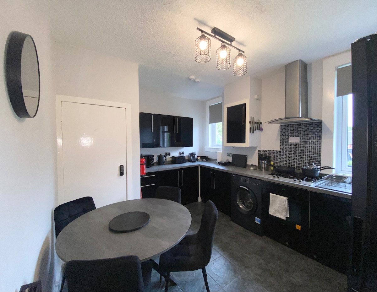 2 bedroom house in Renfrew — Renfrewshire