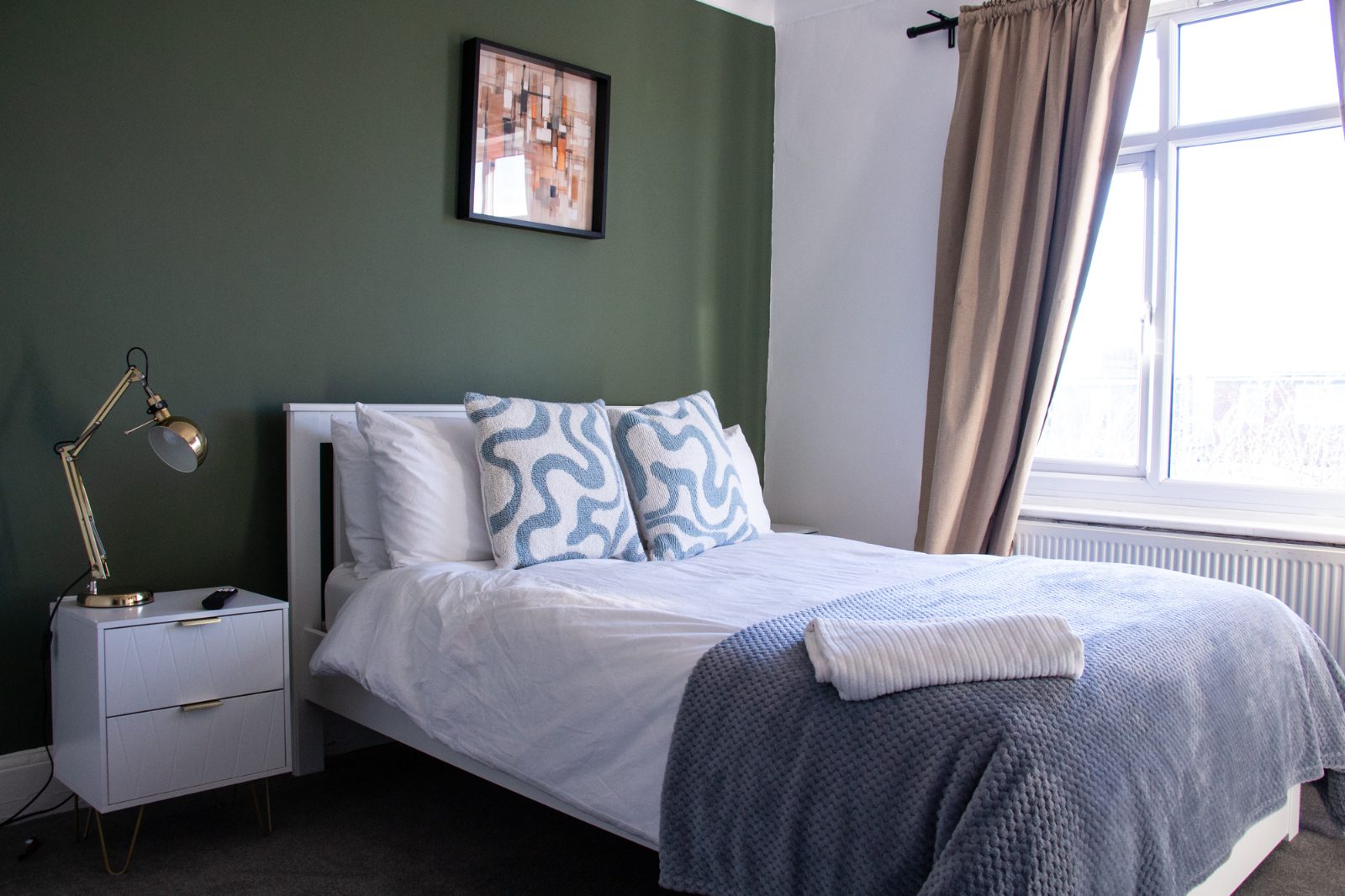 Spacious 6-Bed Home Ideal For Contractors — Londono