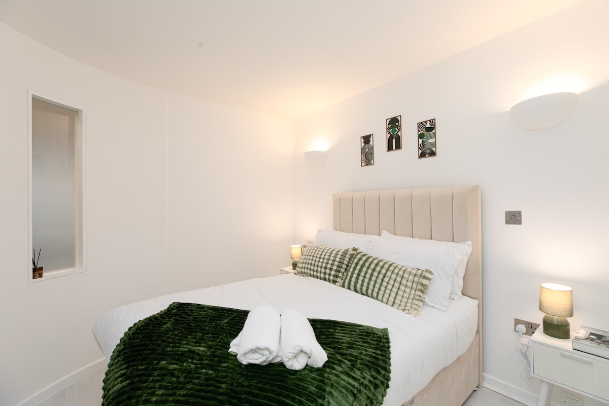 Airbnb: Holiday Rentals, Cabins, Beach Houses, Unique Homes & Experiences — West Yorkshire