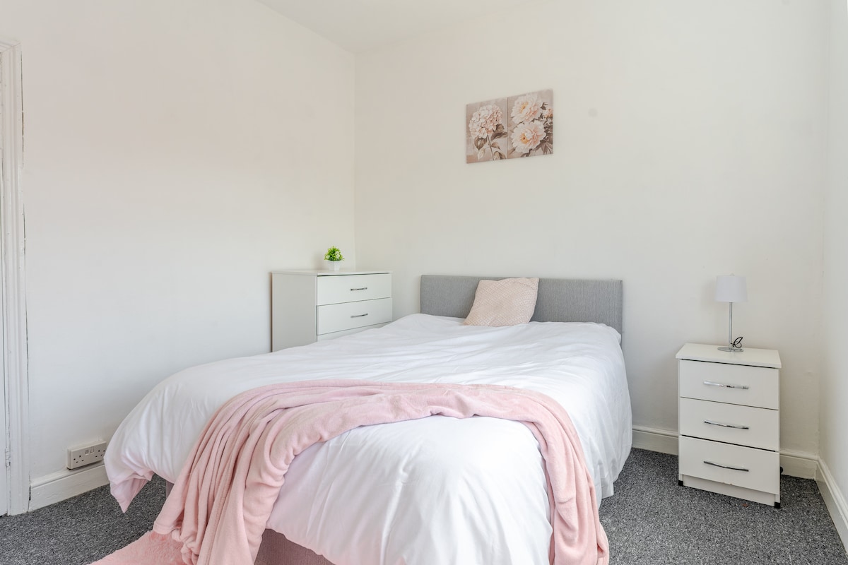 Airbnb: Holiday Rentals, Cabins, Beach Houses, Unique Homes & Experiences — St. Werburghs