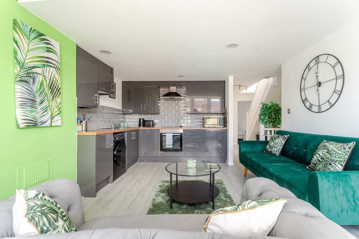Airbnb: Holiday Rentals, Cabins, Beach Houses, Unique Homes & Experiences — Bristol