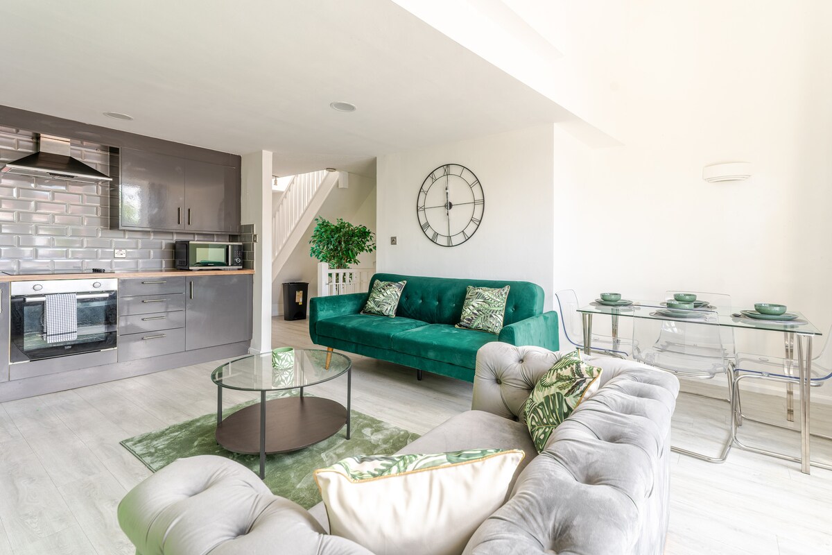 Airbnb: Holiday Rentals, Cabins, Beach Houses, Unique Homes & Experiences — Bristol