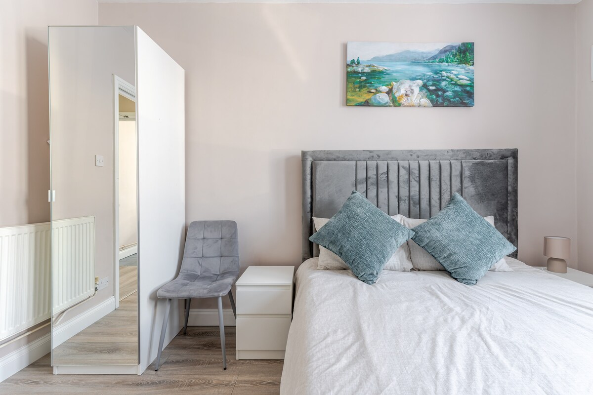 Airbnb: Holiday Rentals, Cabins, Beach Houses, Unique Homes & Experiences — Redfield