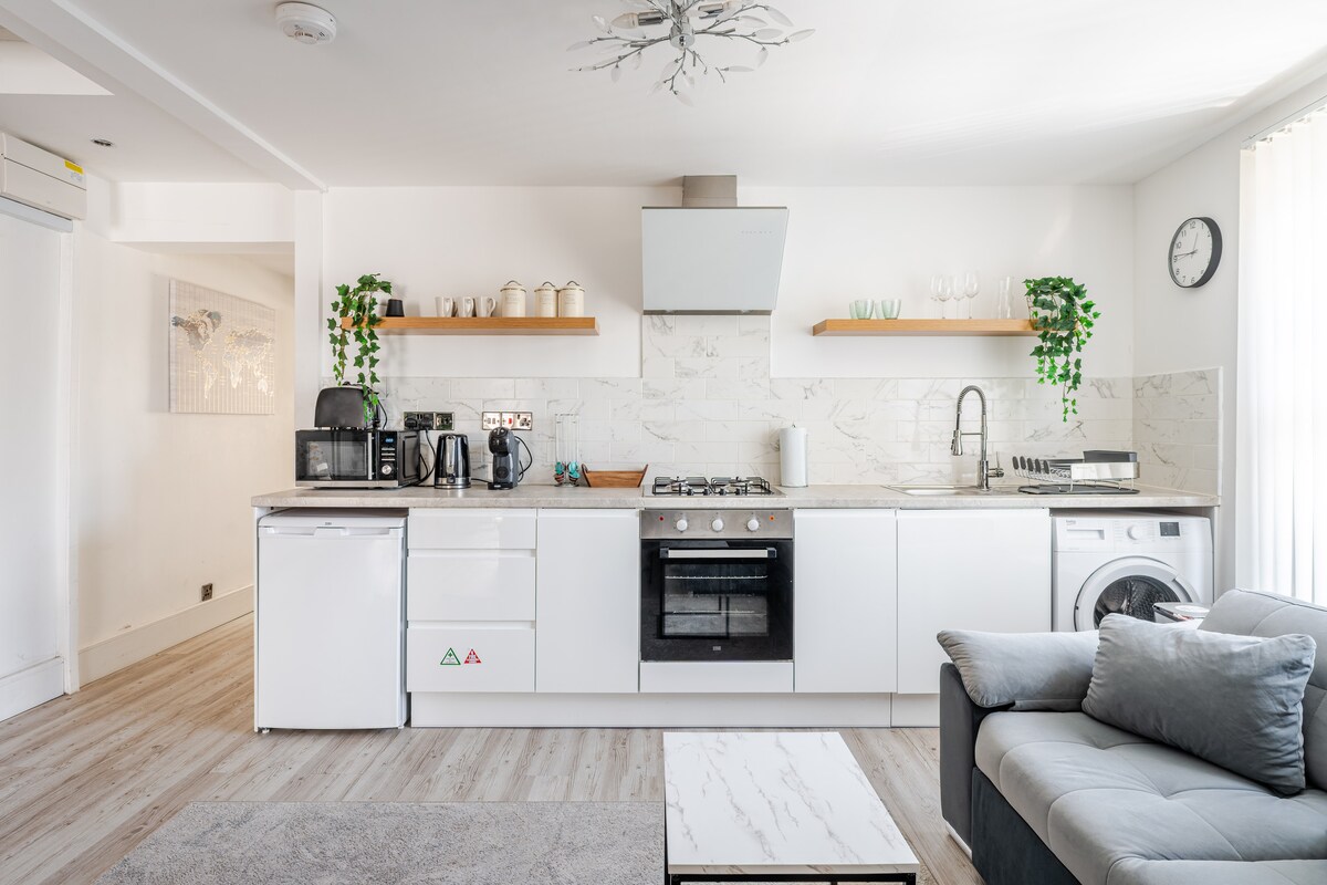 Airbnb: Holiday Rentals, Cabins, Beach Houses, Unique Homes & Experiences — Redfield