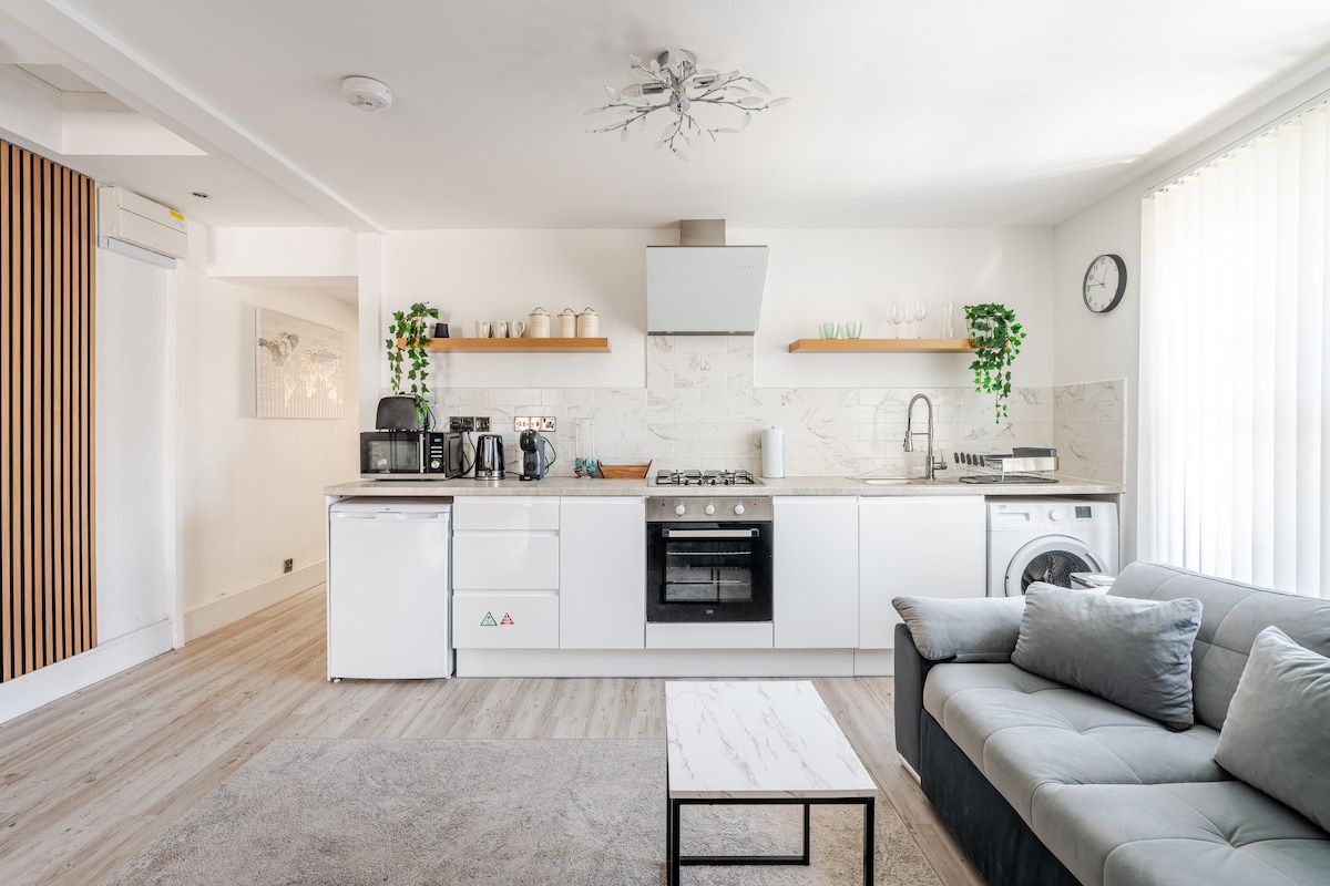 Airbnb: Holiday Rentals, Cabins, Beach Houses, Unique Homes & Experiences — Redfield