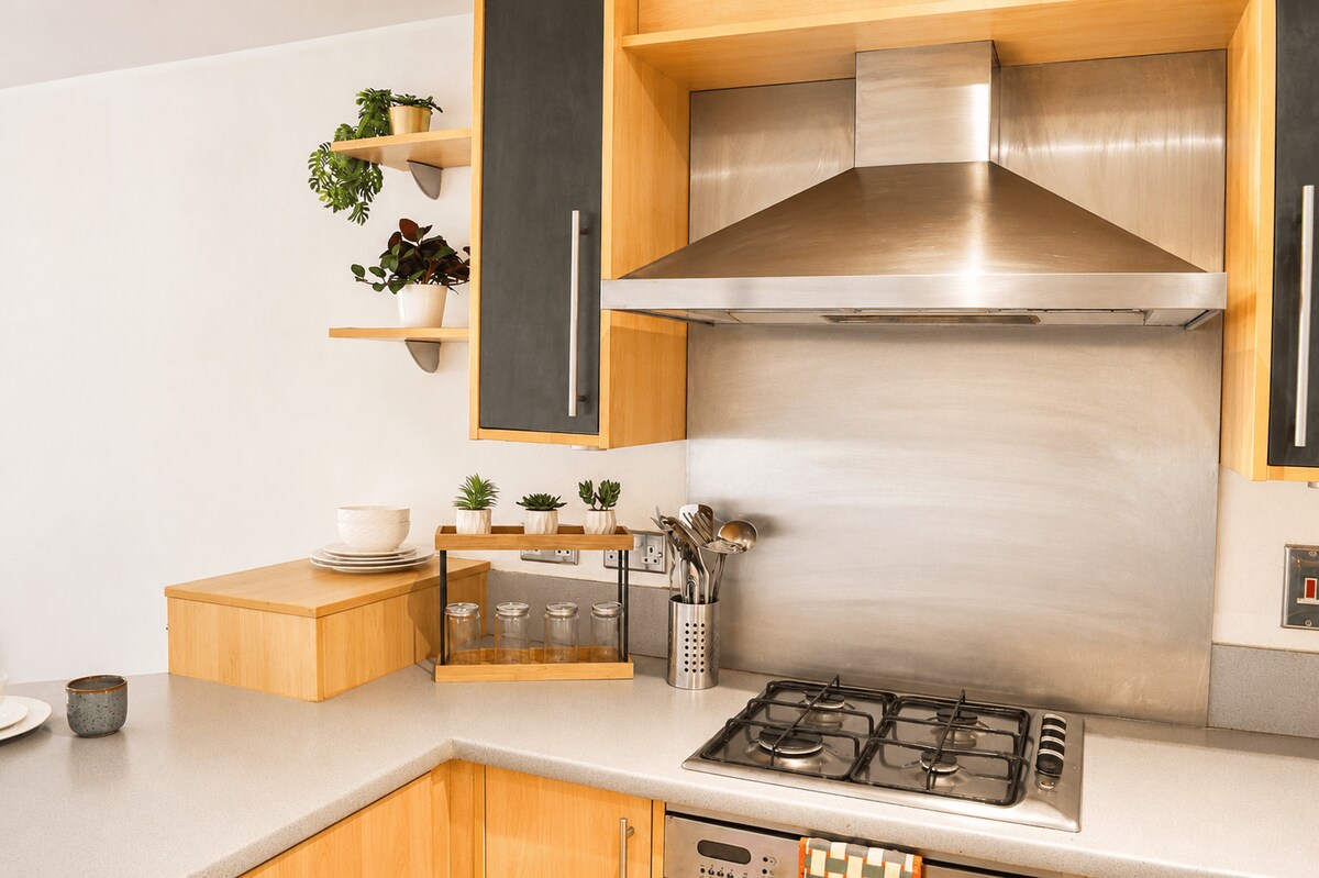 Airbnb: Holiday Rentals, Cabins, Beach Houses, Unique Homes & Experiences — West Midlands